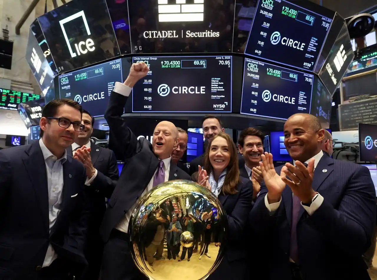 Image from ReussirCrypto: 🚨 L'introduction en bourse de *Circle* a bondi de près de *300 % au c...