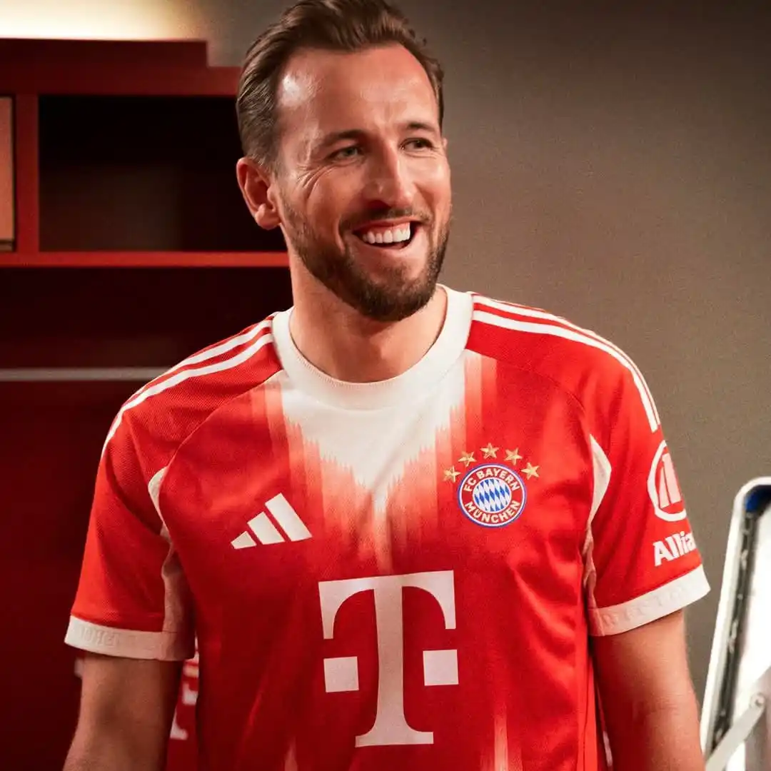 Image from FABRIZIO ROMANO CANAL OFICIAL: 🚨 OFFICIAL: Bayern Munich has released the new home kit for the 2025/...