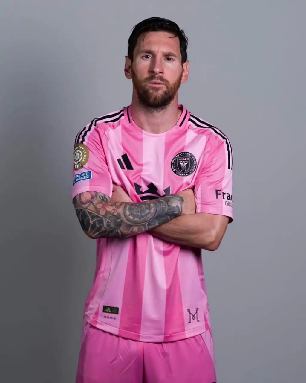 Image from FABRIZIO ROMANO CANAL OFICIAL: 🩷🥶 Official photo of Messi for the Club World Cup! How many goals w...