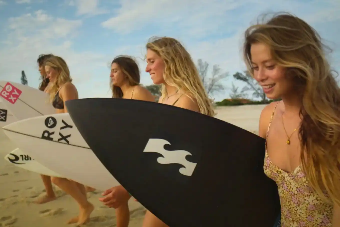 Image from TuSubtitulo | Estatus de series ✅❌: *Surf Girls* es renovada por segunda una temporada en Prime Video....