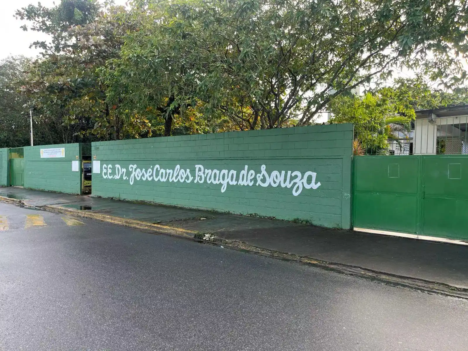 Image from A Tribuna: 🚨 *Aluno leva facada nas costas dentro de escola após discussão com e...
