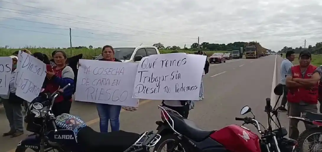 Image from EL DEBER: *Escasez de combustible: Pobladores de Mineros toman la carretera* ht...