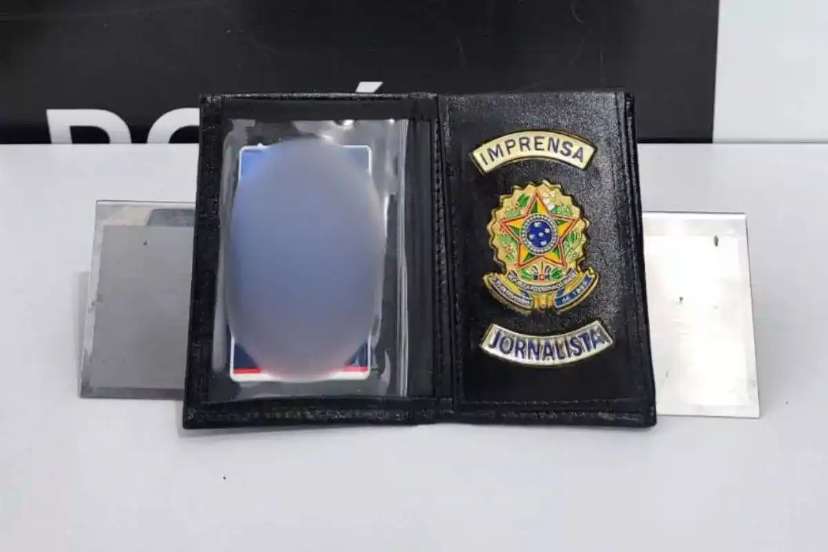 Image from A Tribuna: 🚔 *Falso jornalista que usava credencial para extorquir comerciantes ...