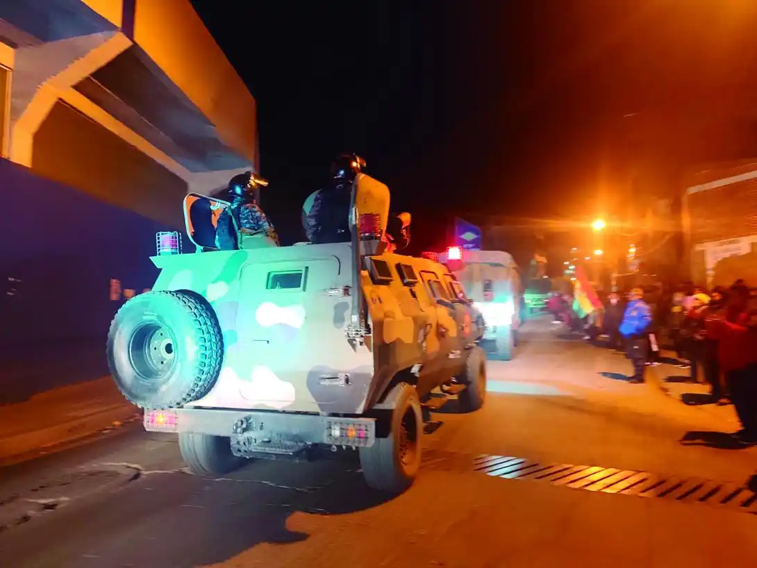 Image from EL DEBER: *La Policía y los militares fueron recibidos con pañuelos blancos por ...