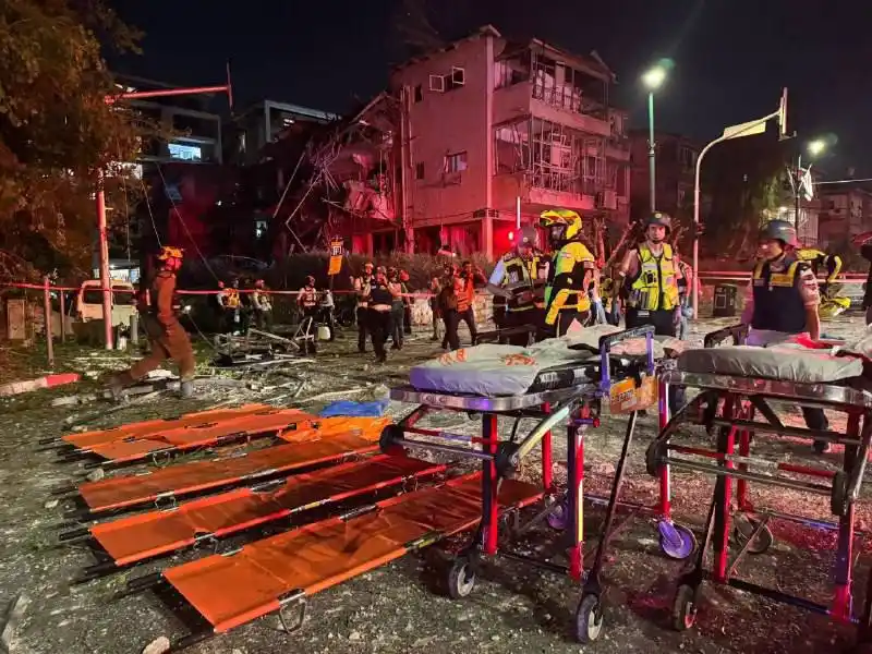 Image from Alafdal News - الأفضل نيوز: من مكان سقوط صواريخ على "تل أبيب" ويظهر استقدام الاحتلال لطواقم الإسعا...