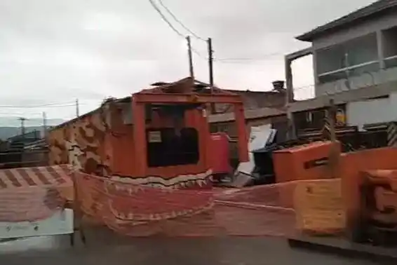 Image from A Tribuna: 🔊 *Obra da Sabesp em Praia Grande provoca rachaduras em casas e tira ...