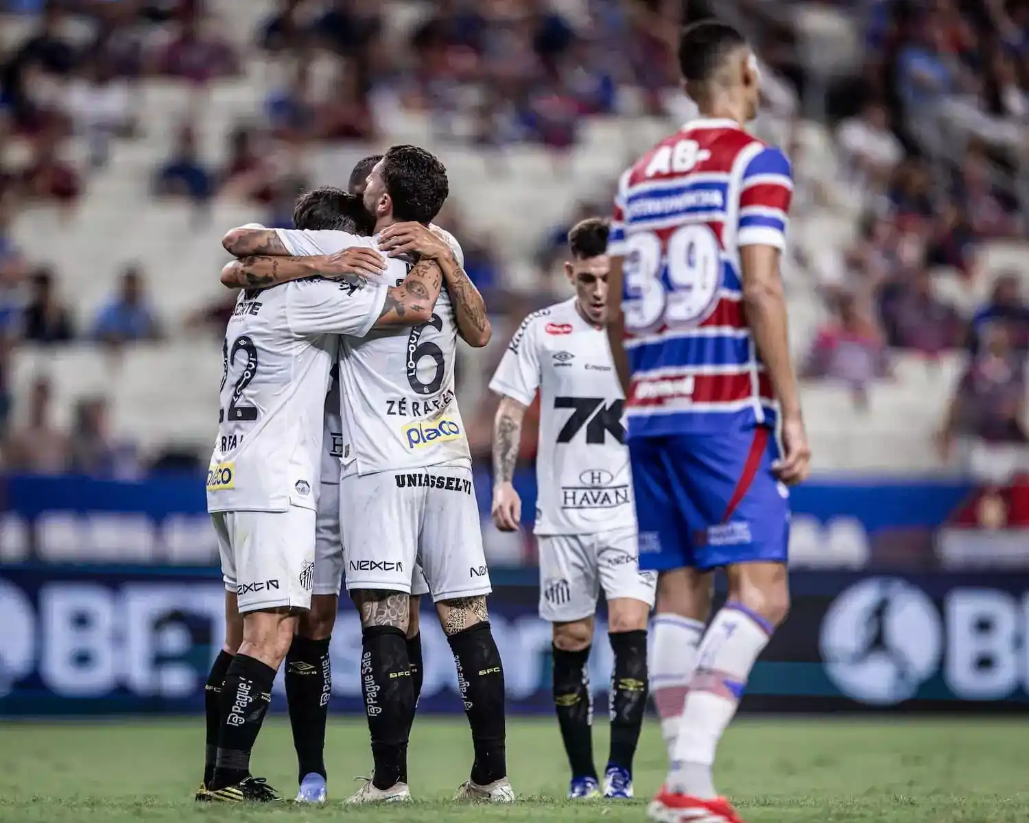 Image from A Tribuna: ⚽ *Rollheiser marca no final, Santos vence e sai da zona de rebaixamen...