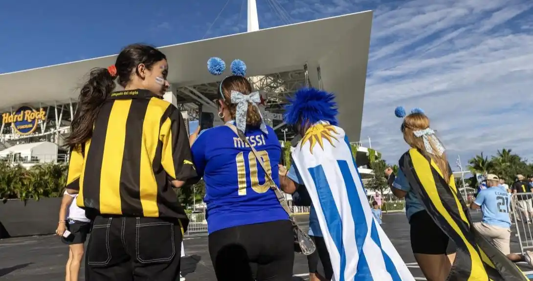 Image from EL DEBER: 🇺🇸 *Fanáticos del fútbol temen ser capturados por ilegales en los es...