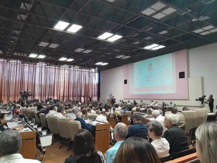 Image from Periódico Granma | Cuba: 💹📍Asiste Díaz-Canel a la clausura del IX Congreso de la Asociación N...