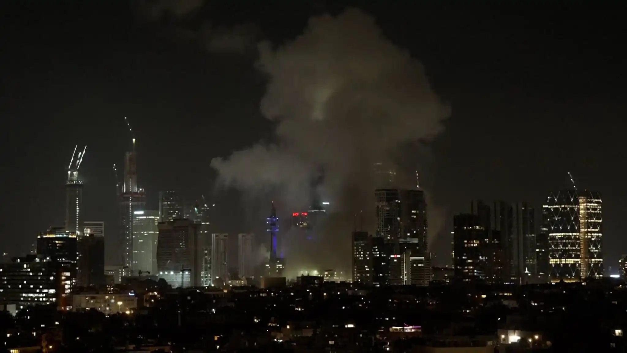 Image from RTL Nieuws: *Iran vuurt raketten af op Tel Aviv, Schoof roept op tot de-escalatie*...
