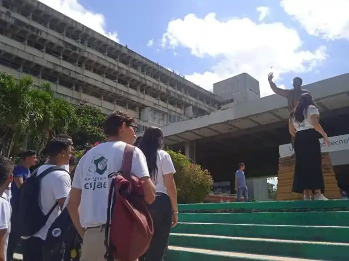 Image from Periódico Granma | Cuba: 👨‍🎓📑📲Participación universitaria para atenuar el impacto de las me...