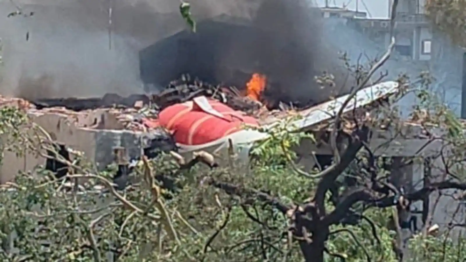 Image from RTL Nieuws: *Passagiersvliegtuig op weg naar Londen stort neer bij vliegveld India...