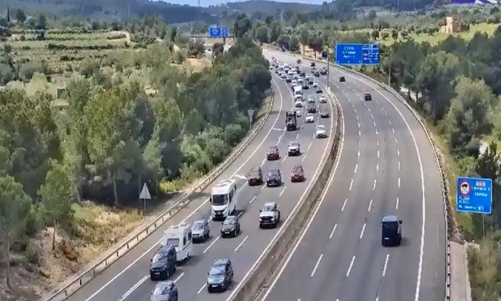 Image from Diari La Ciutat: 🚗Prop de 100.000 vehicles ja han sortit de l’AMB per l’operació sorti...