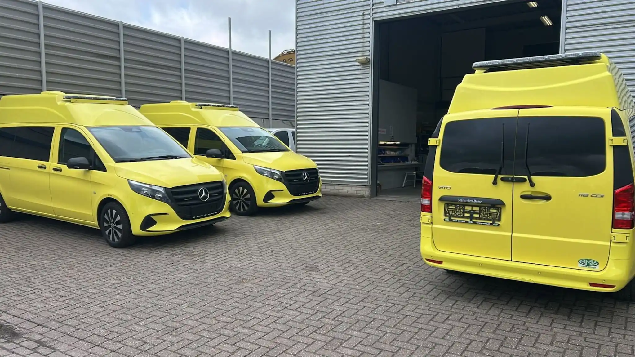 Image from RTL Nieuws: *Stichting Ambulance Wens krijgt 'grootste cadeau ooit': 22 nieuwe amb...