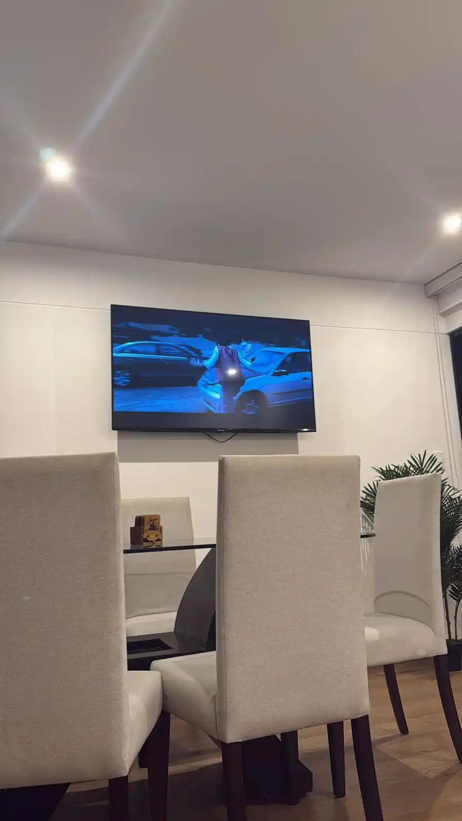 Image from la amiga de las girls🍆 : Viendo “harta” en el airbnb...