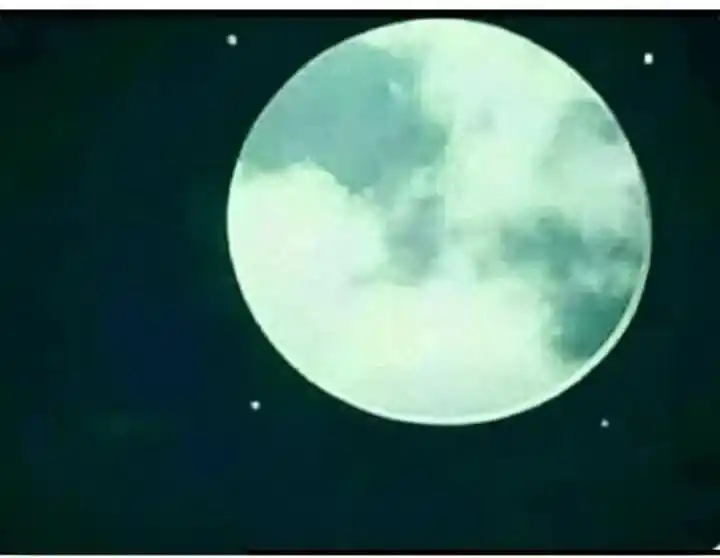 Image from ادب و مزاح: چاند نہیں ہے یہ اندر سے ٹینکی دھو رہا ہوں😁...