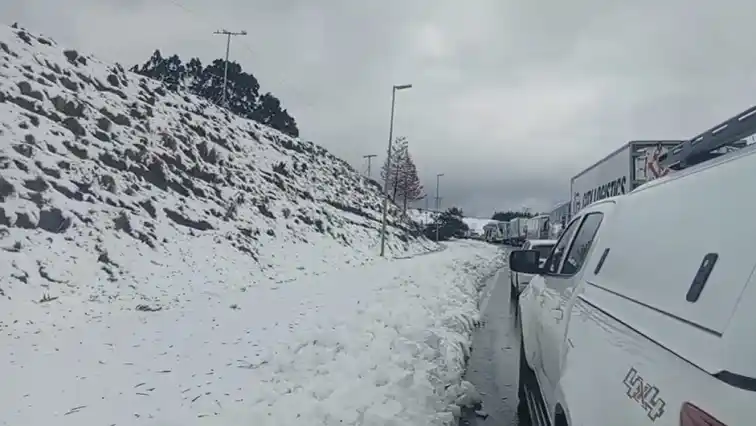 Image from SABC News: Several motorists who were trapped in the snow on the N2 in Kokstad, s...