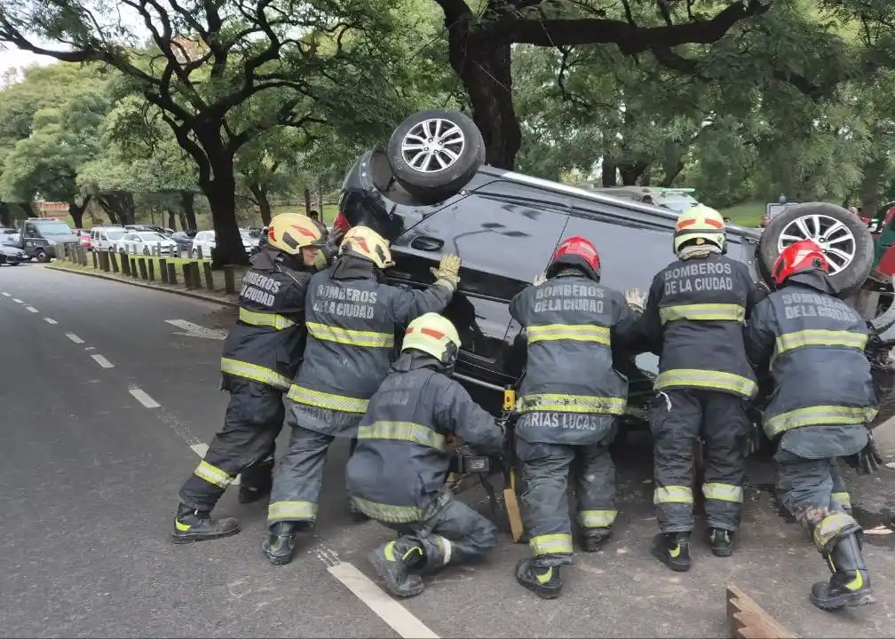 Image from INFO JONHY 24/7👌: Volcó un auto particular en Av. Figueroa Alcorta al 5100. Bomberos de ...