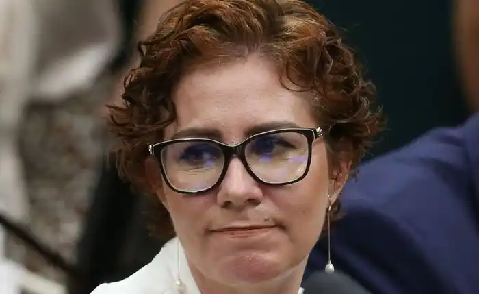 Image from Jornal Extra Alagoas: *Câmara atende ao pedido do STF e bloqueia salário de Carla Zambelli* ...