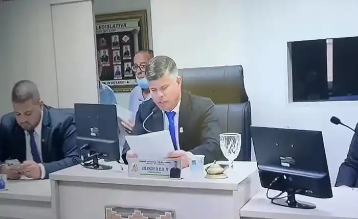 Image from Jornal Extra Alagoas: *Câmara revoga carta de renúncia de Carlos e vice em Rio Largo* Publi...