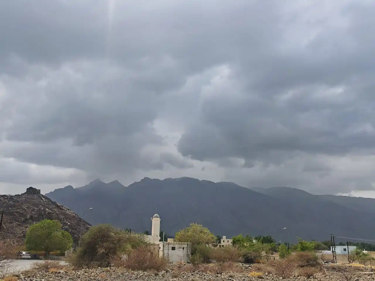 Image from 🌧️مستجدات الطقس..ل أبو المتوكل⛈️: جبال سمائل.. وبداية الأمطار بقمم الجبال الان......