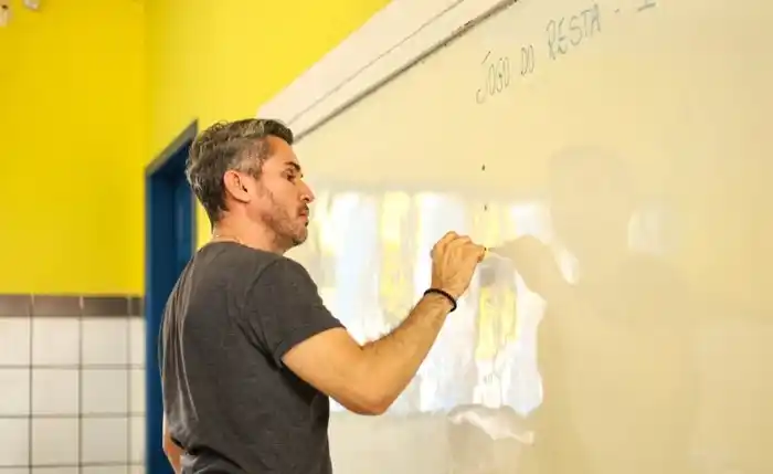 Image from Jornal Extra Alagoas: *Governo sanciona lei que cria programa de reforço escolar em Alagoas*...