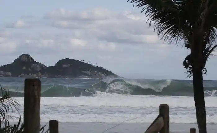 Image from Jornal Extra Alagoas: *Litoral de Alagoas terá ressaca com ondas até 2,5 metros e chuvas int...