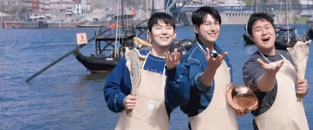 Image from MaiiravengirlSubs: *Mr Eo's Food World Tour* Sinopsis: Tres hombres se embarcan en una a...