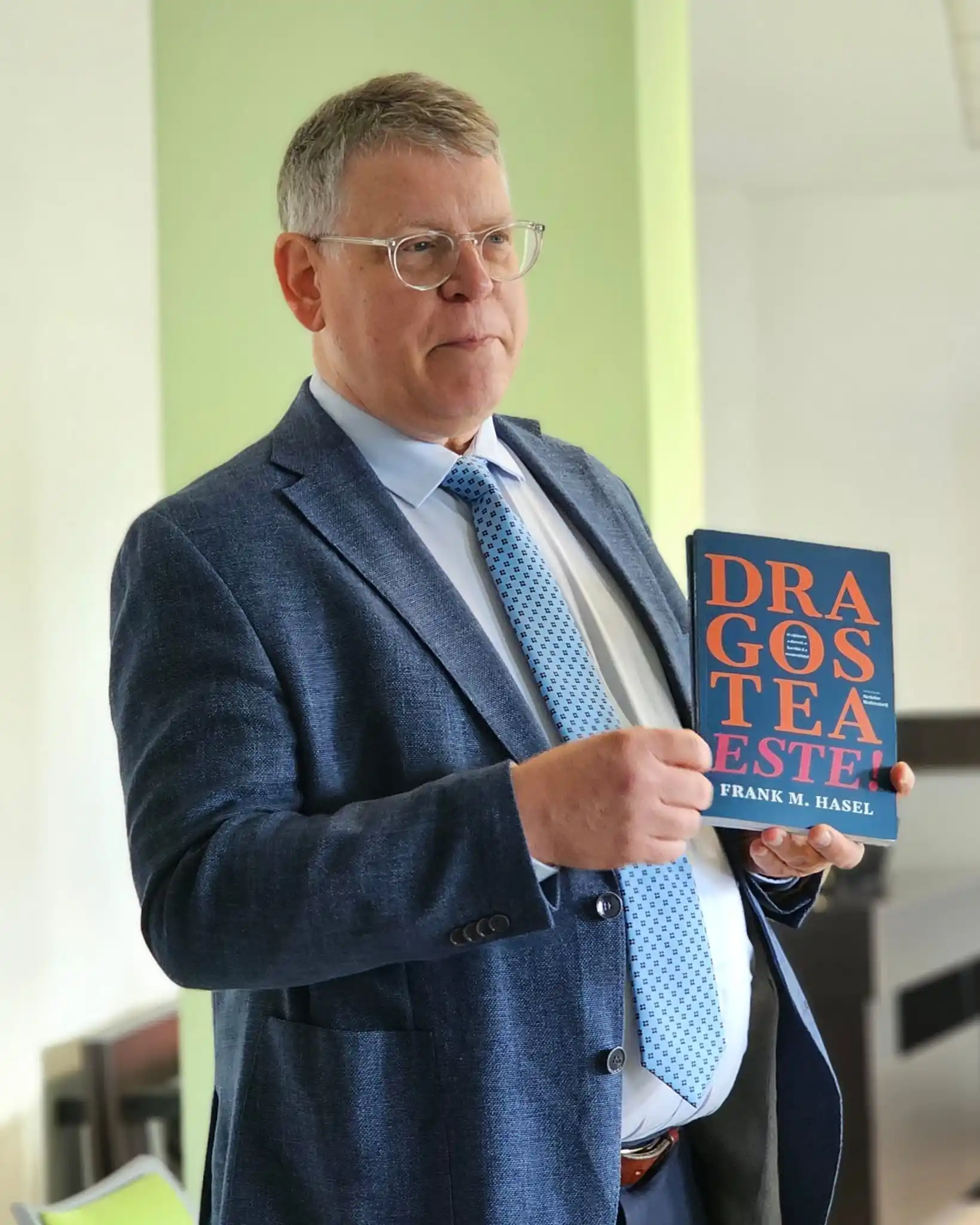 Image from Editura Viață și Sănătate: *Noutate editorială* - _Dragostea este!_ În această dimineață am prim...