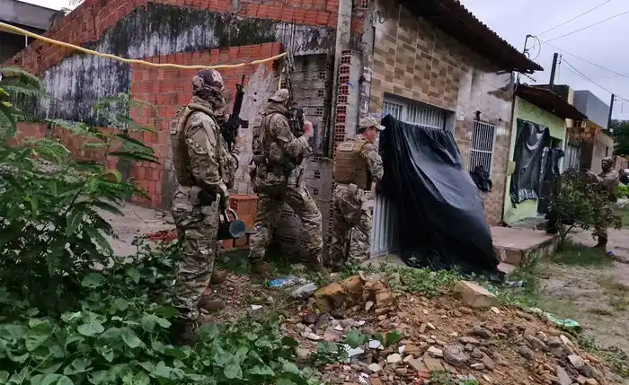 Image from Jornal Extra Alagoas: *PCAL prende acusados de homicídio durante Operação Crystal Lake*  Pub...