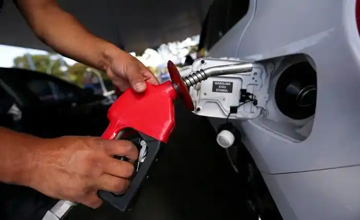 Image from Jornal Extra Alagoas: *Petrobras corta 12% do preço do diesel em 2025; postos sobem 3%* Pub...