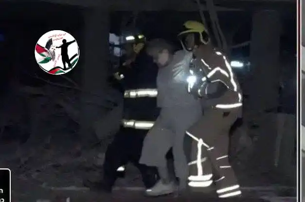 Image from شمس الاسرى: "تل أبيب" قبل قليل.. لحظة إخراج مستوطنين مصابين بعد أن علقوا في مبانٍ ...