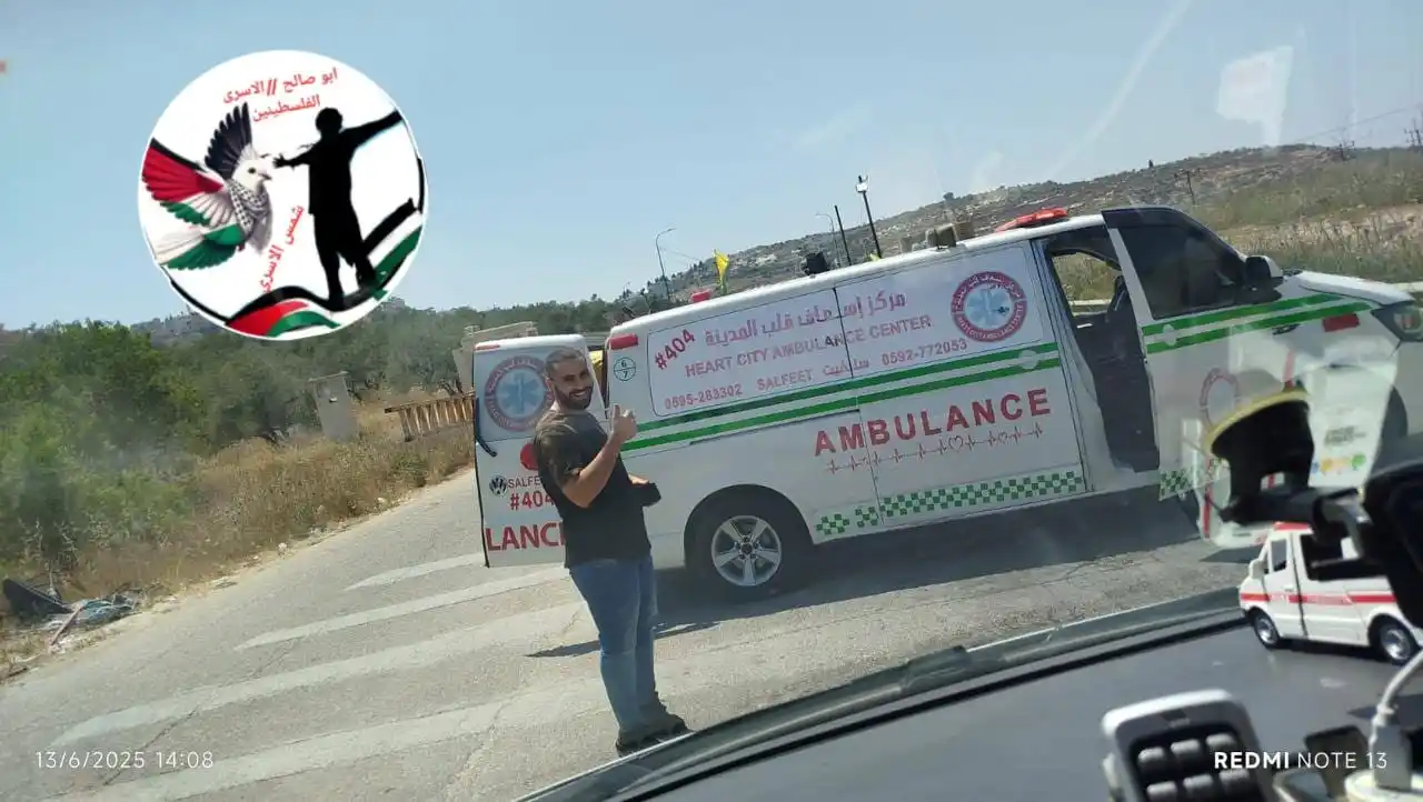 Image from شمس الاسرى: تسليم الحالات المرضية عن طريق حاجز صرة من سيارة اسعاف لسيارة ثانية ht...