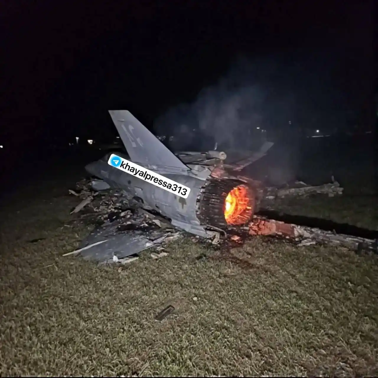 Image from SandinoGuerrilleroProletario: Una fotografía de los restos de un avión de combate israelí F-35 derri...