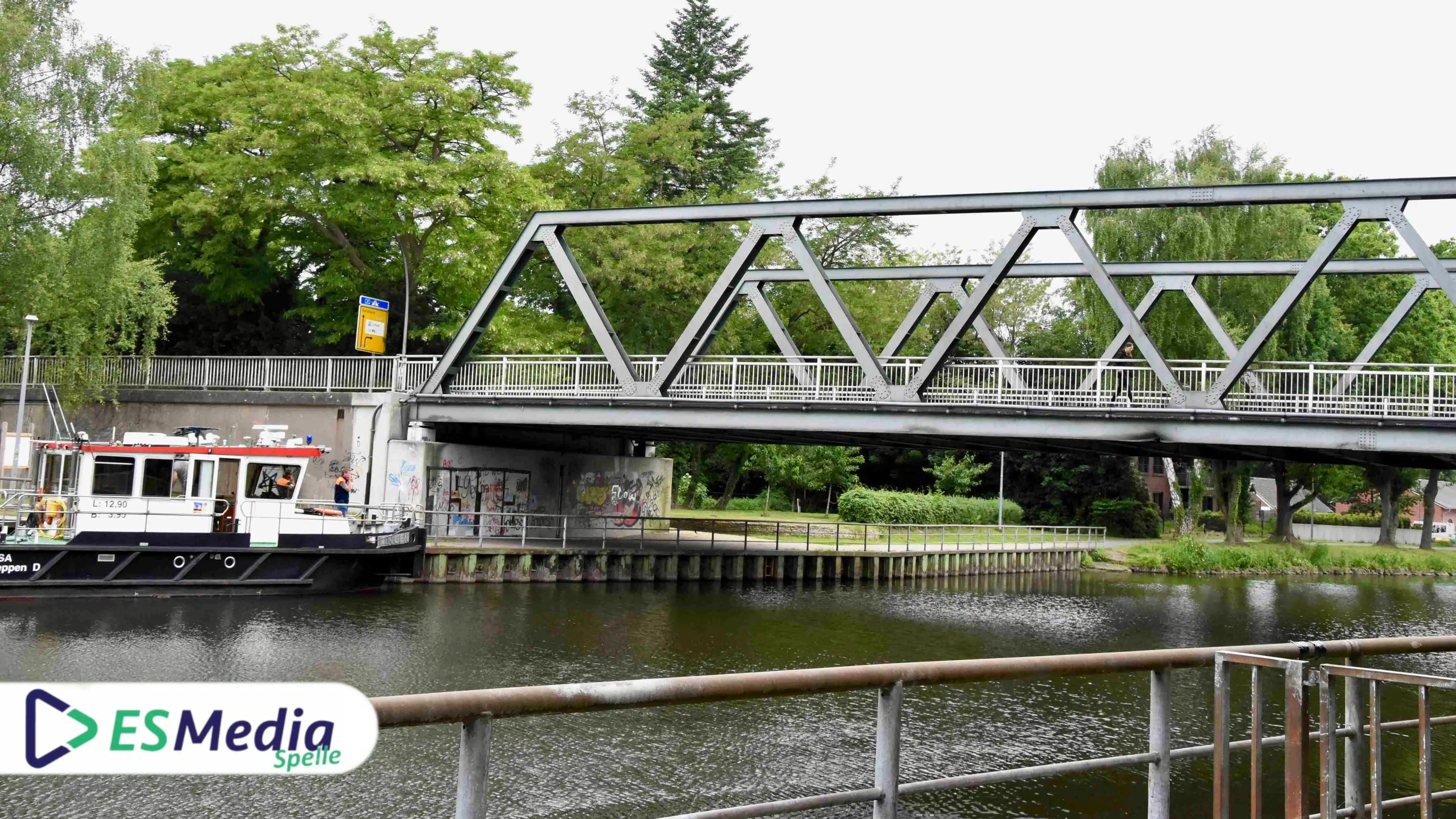 Image from ES Media Spelle: Binnenfrachtschiff rammt in Lingen Brücke über Dortmund-Ems-Kanal Sach...