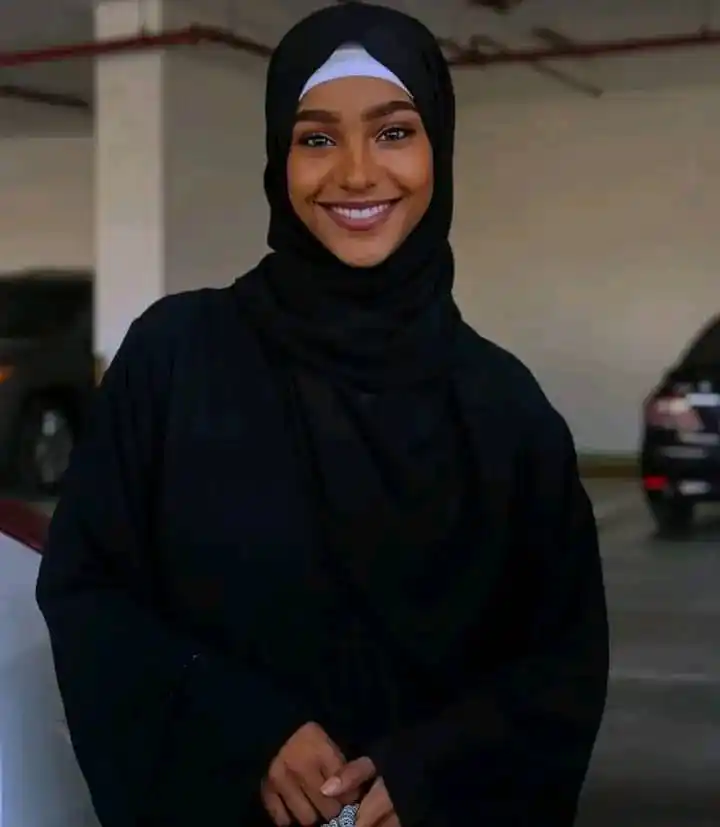 Image from السعادة: بلغوها أنها هكذا أجمل... تشع أبتسامتها سناءاً يخجل بدر وجهها المختمر.....
