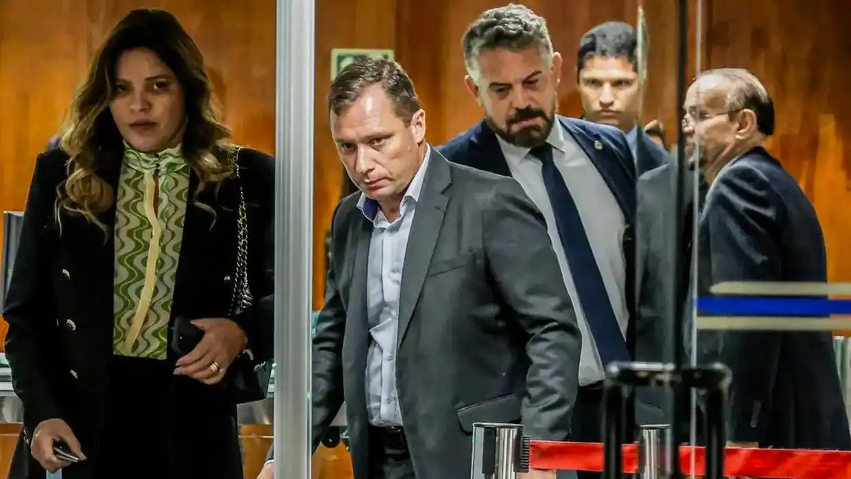 Image from Diário do Grande ABC: 🗣️ *Defesa de Mauro Cid nega plano de fuga: é 'idiotice' inventada po...