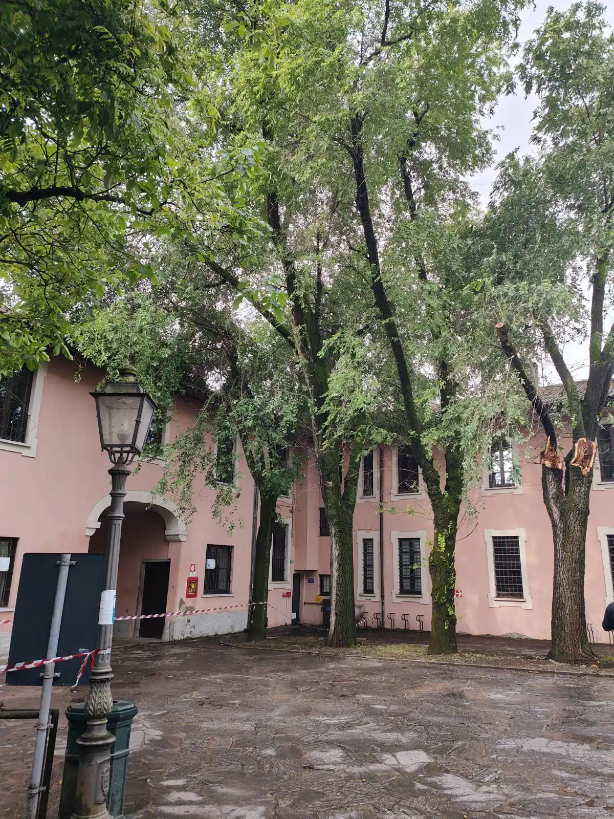 Image from Comune di Cinisello Balsamo: Ingresso al Parco di Villa Ghilrlanda Silva da via Frova ancora chiuso...