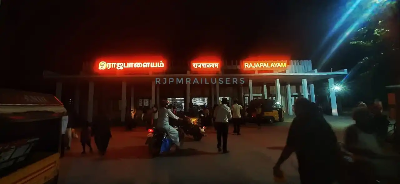 Image from Rajapalayam Rail Users Association®: *இரவின் நிழலில் புதிய விளக்கொளி பெயர்ப் பலகையுடன் இராஜபாளையம் இரயில் ந...