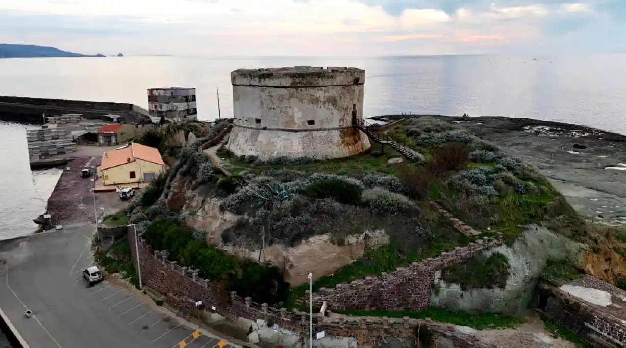 Image from Aristanis TV: La Torre Aragonese di Bosa Marina rinasce: via ai lavori di recupero L...