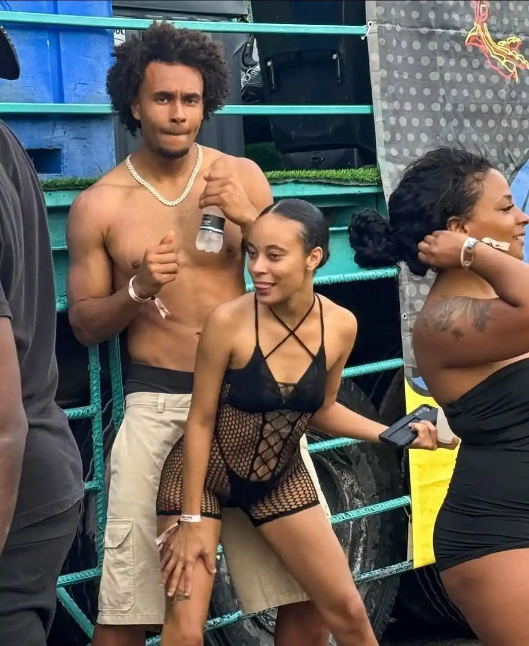 Image from Football View™: Zirkzee enjoying his off-season in Barbados.🔥...