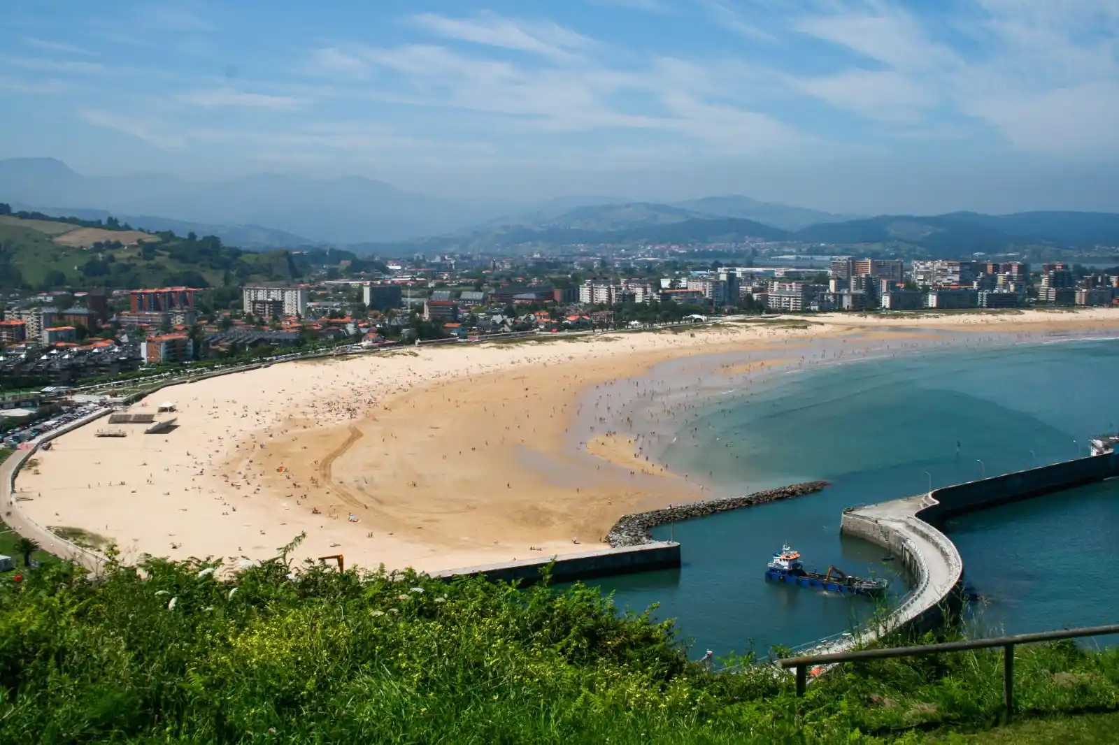 Image from Viajes National Geographic : 🟡💬*HISTORIAS DE PUEBLO* _El pueblo con la playa más larga del Cantáb...