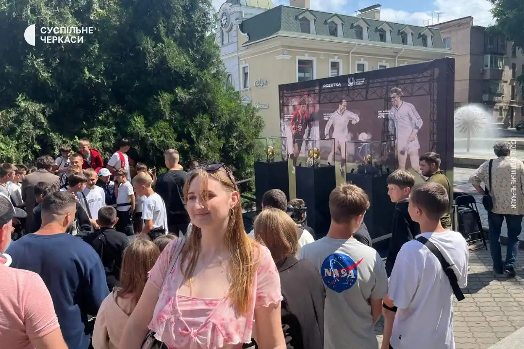 Image from Суспільне Черкаси: `"Я прийшов подивитися на найвищі нагороди наших українських футболіст...