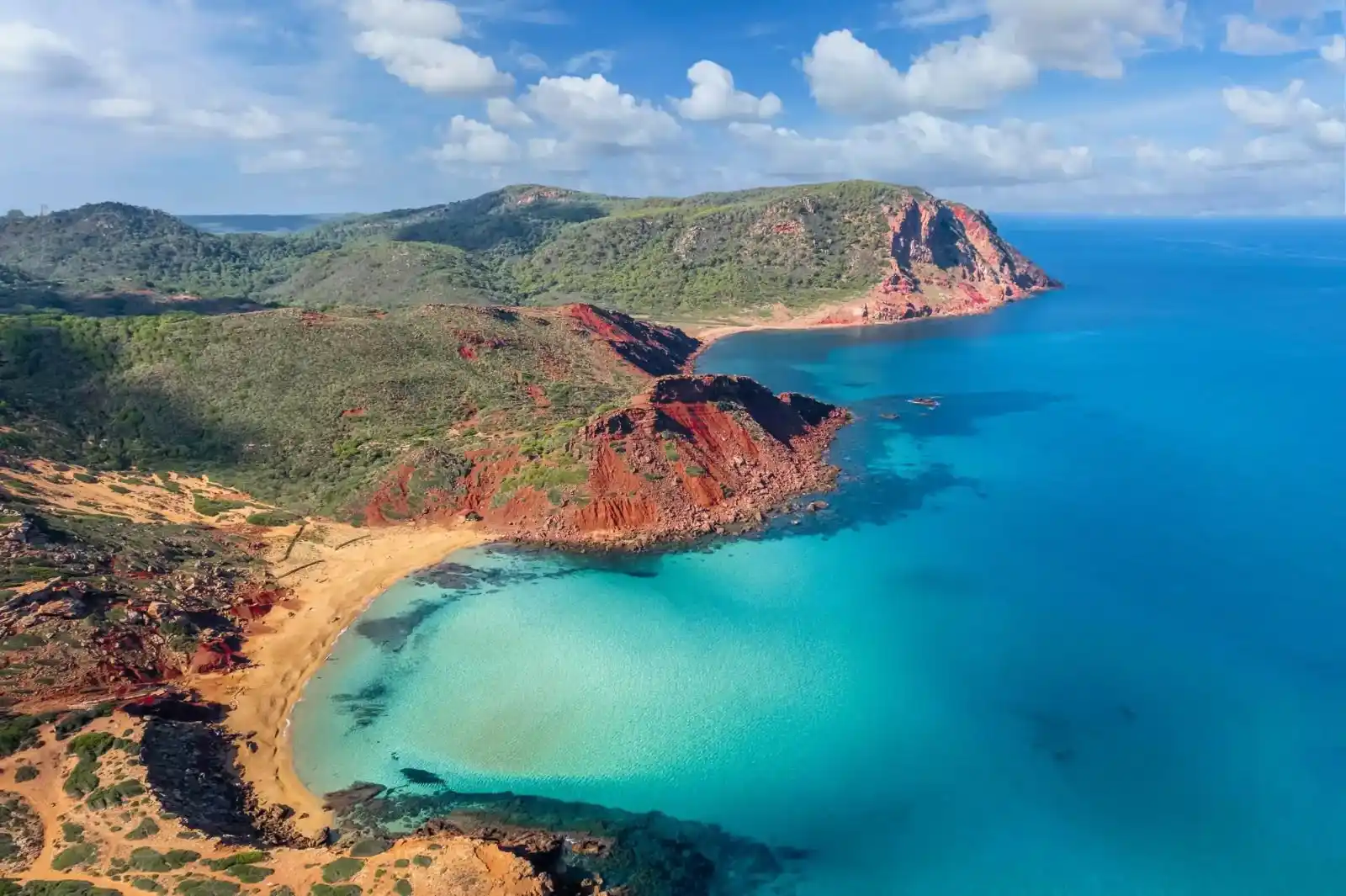 Image from Viajes National Geographic : 🌊🔴*La extravagante cala roja de Menorca entre dunas fósiles que muy ...
