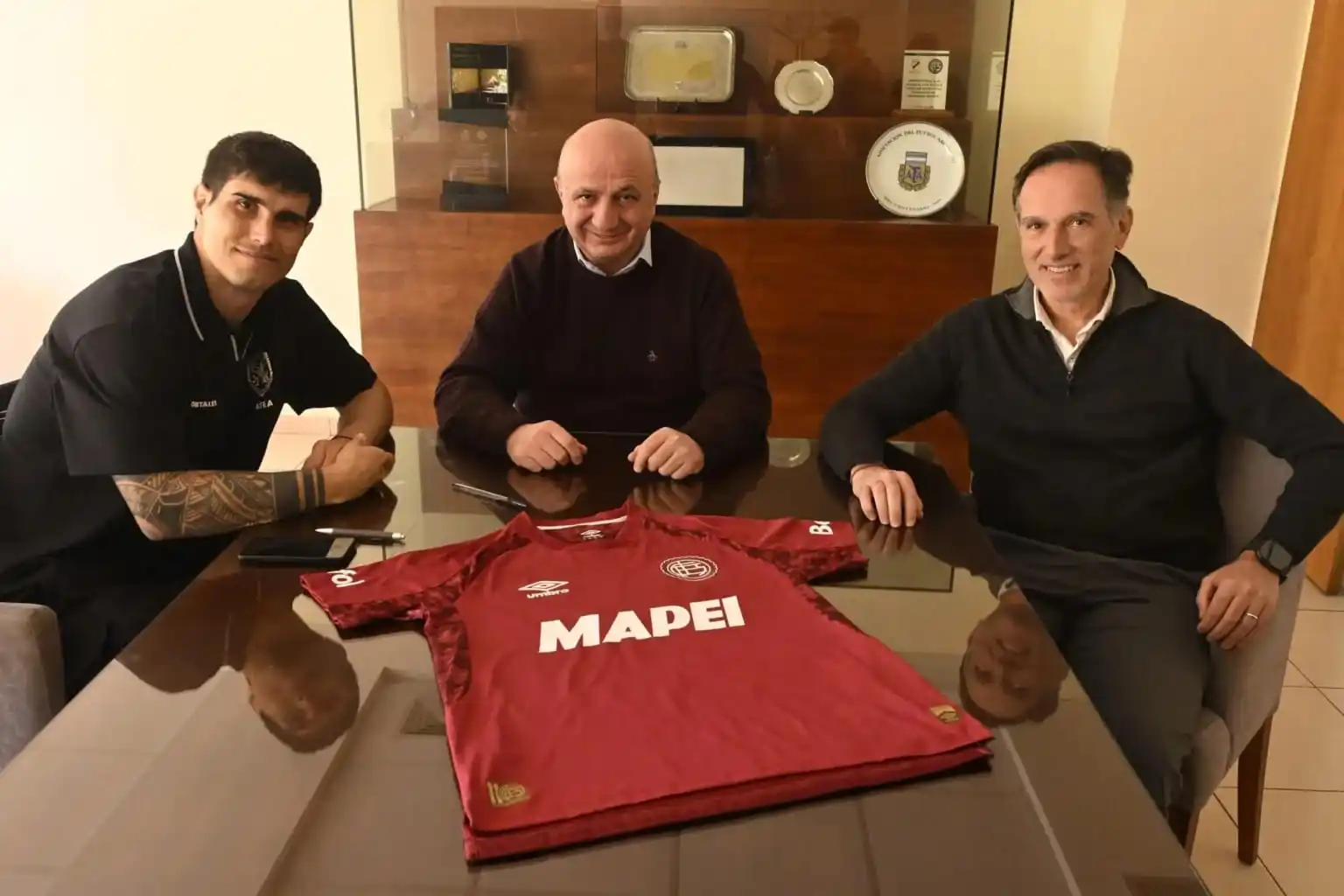 Image from 𝗙𝗼𝗿𝘁𝗮𝗹𝗲𝘇𝗮 𝗚𝗿𝗮𝗻𝗮𝘁𝗲 🇱🇻: 🇱🇻✍️ *CHIQUI RENOVADO: MUÑÓZ EXTENDIÓ CONTRATO POR UN AÑO MÁS* El d...