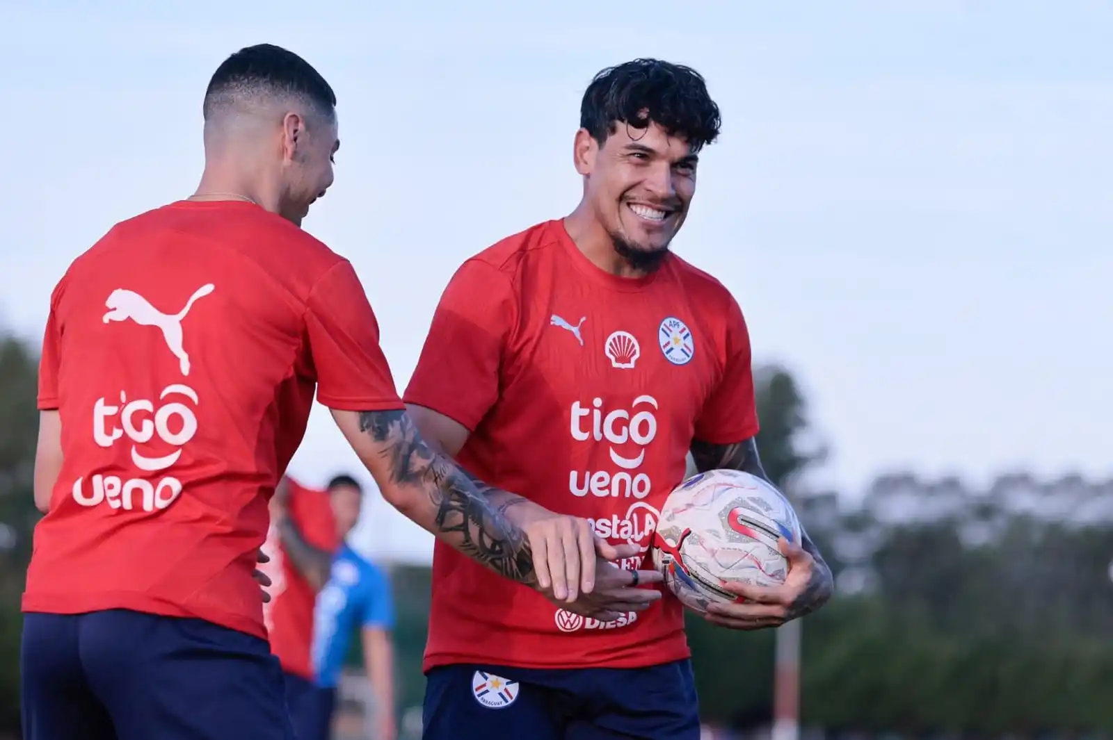 Image from 𝗙𝗼𝗿𝘁𝗮𝗹𝗲𝘇𝗮 𝗚𝗿𝗮𝗻𝗮𝘁𝗲 🇱🇻: 🇱🇻🇵🇾 *_MIGUELITO_ Y GUSTAVO SE DIVIERTEN EN LA SELECCIÓN* Los cam...