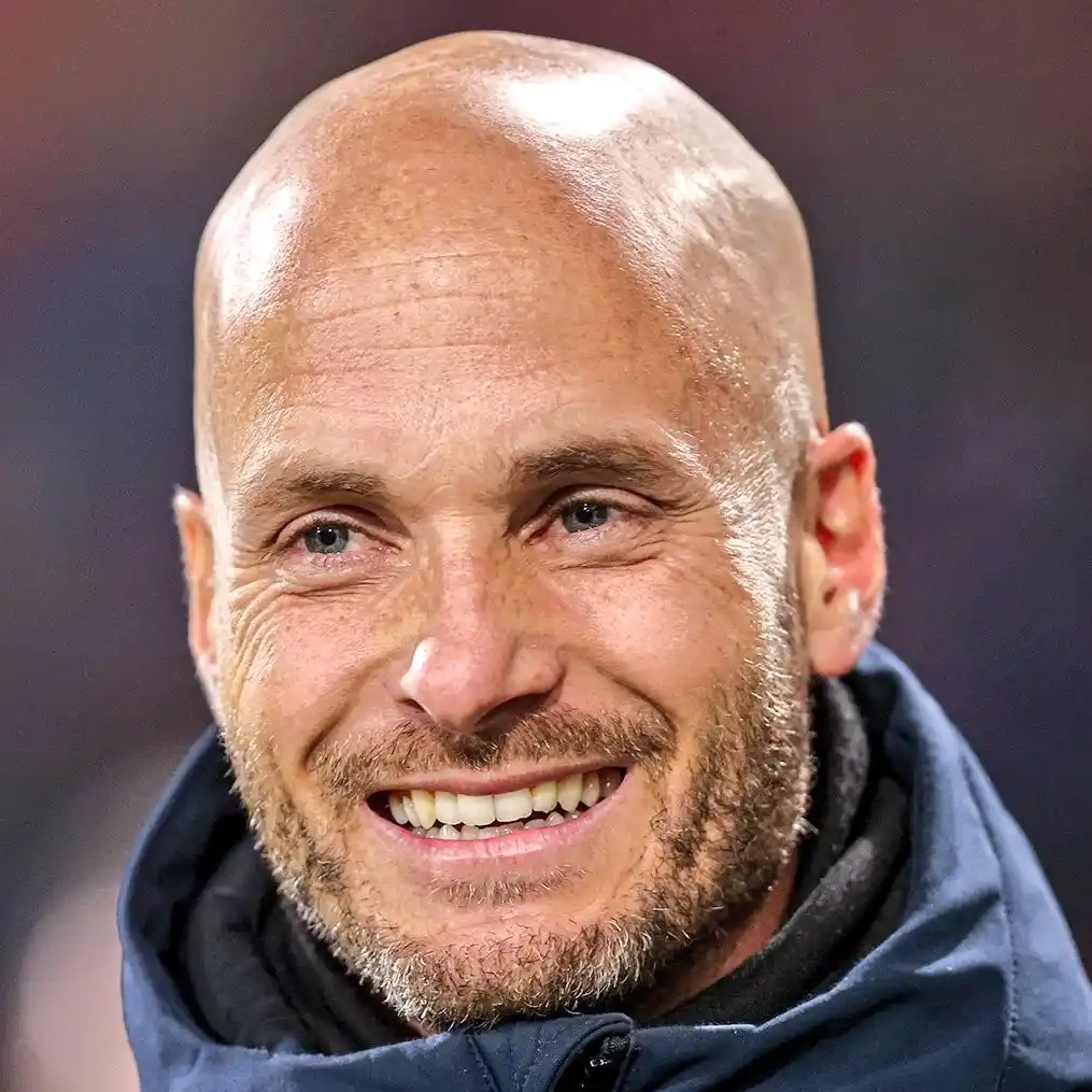 Image from Planeta Futebol MZ: ❗OFICIAL | Paul Simonis é o novo treinador do Wolfsburg até 2027...