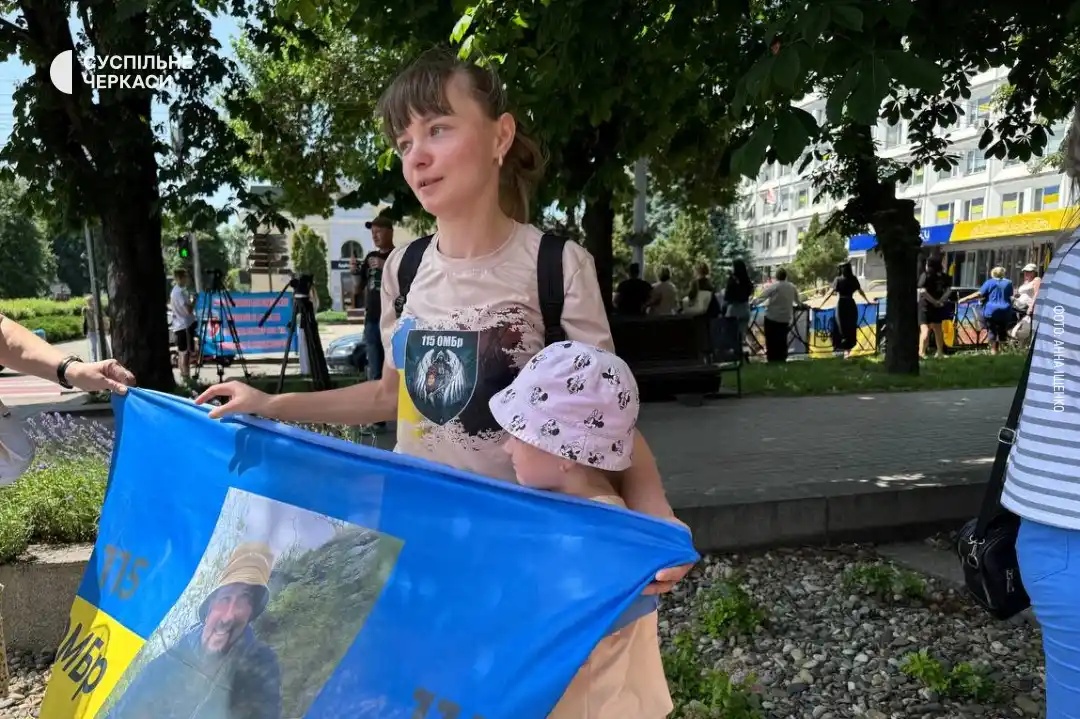 Image from Суспільне Черкаси: `"Вірю що він живий, що він у полоні. Донечка чекає свого тата, а я чо...