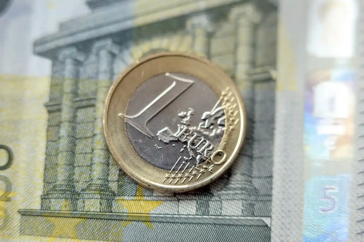Image from stiripesurse.ro: Euro continuă să scadă în raport cu moneda națională. Cursul valutar p...