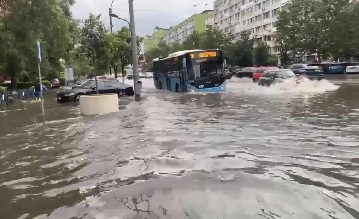 Image from stiripesurse.ro: FOTO VIDEO Furtună istorică în București - apare o dată la 100 de ani!...
